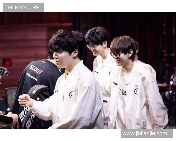 深入探讨FPX战队在比赛中的数据分析与团队配合表现实时数据